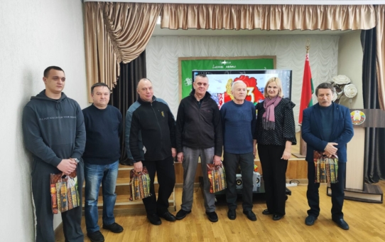 Віншаванне мужчын з Днем Абаронцы Айчыны